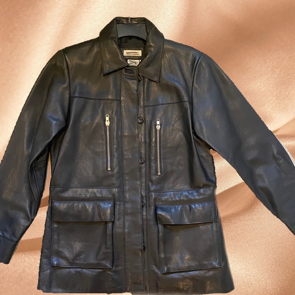 Vintage Black leather jacket. Large pockets, zipper, warm Size S
